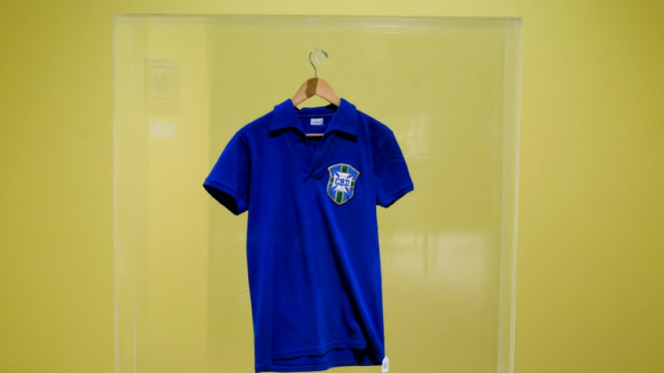Le maillot de Pel&eacute; lors de la finale du Mondial-1958 vendu 4,9 millions de dollars