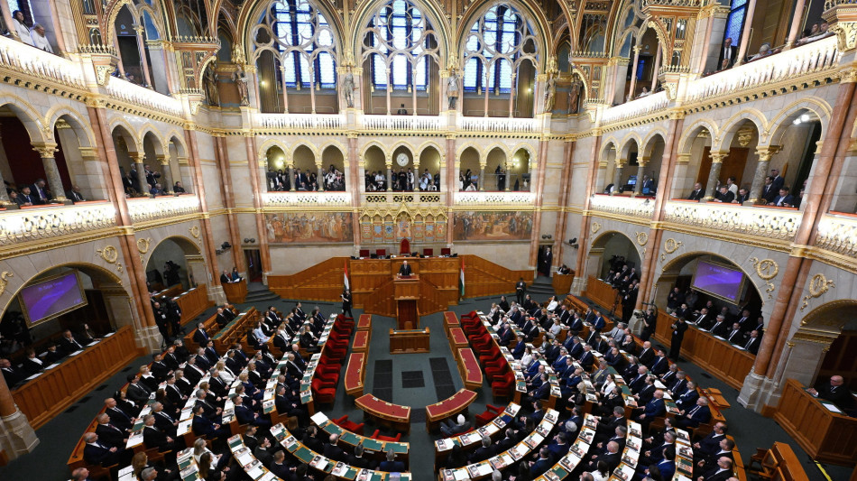 Parlamento ungherese vota lo stop all'uscita dalla Cpi voluta da Orban