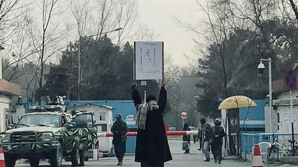 "Stolz und stark": Junge Afghanin protestiert in Kabul allein gegen Uni-Verbot