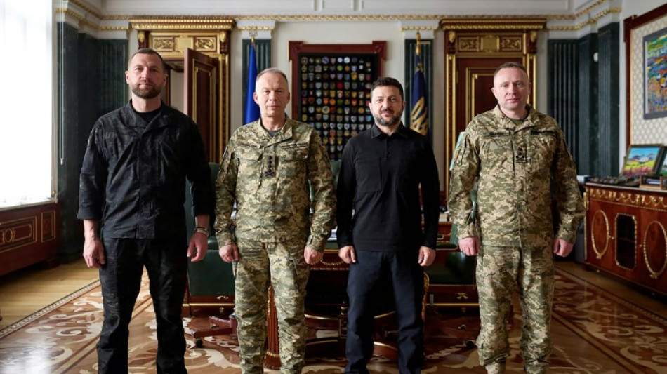 Ukrainian soldiers and civilians welcome new army commander