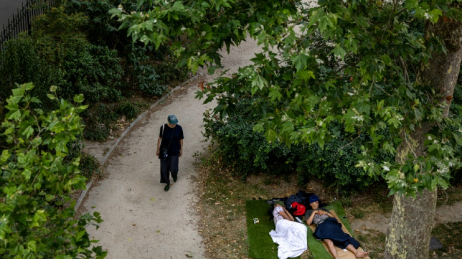 Parques de Paris viram 'hot&eacute;is' na noite mais quente registrada na Fran&ccedil;a