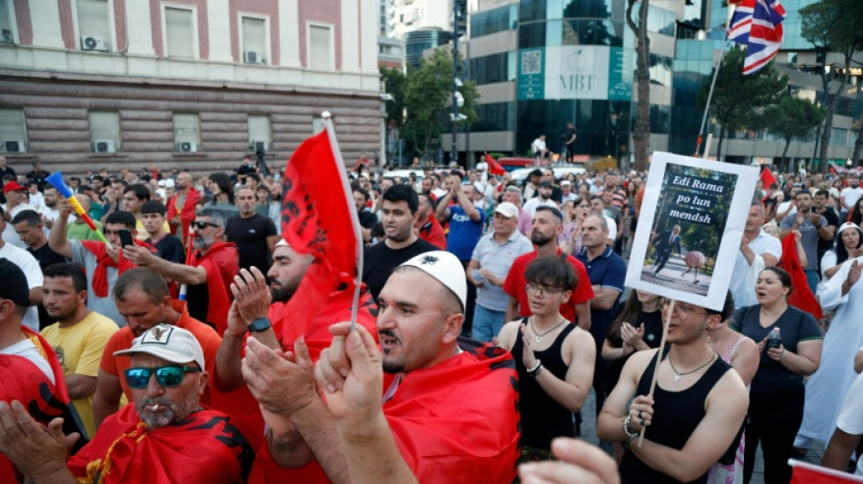 Miles de albaneses protestan contra Kanye West y un complejo tur&iacute;stico vinculado a Trump
