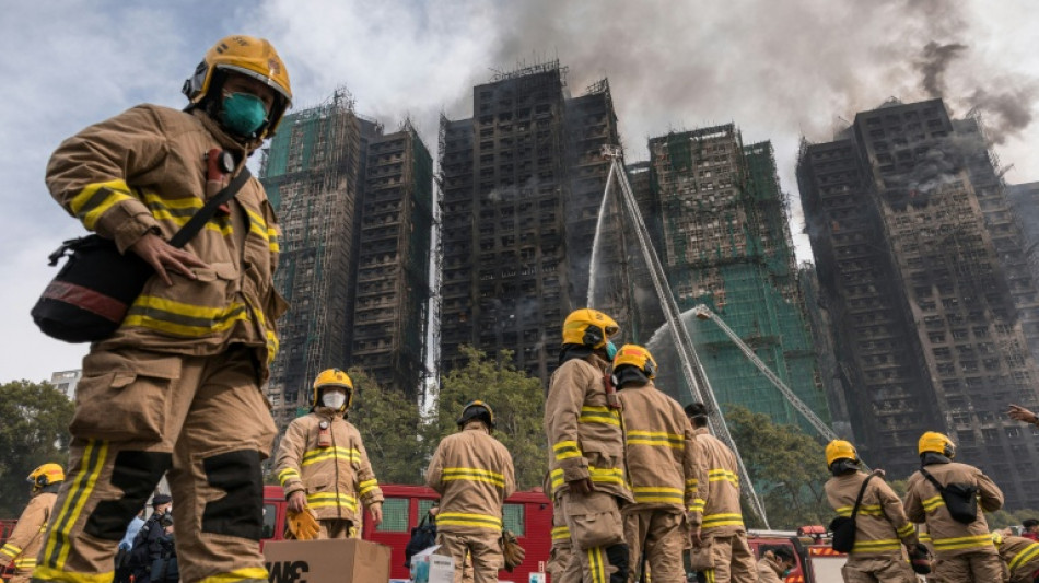 Hong Kong procura centenas de desaparecidos ap&oacute;s inc&ecirc;ndio que deixou 75 mortos