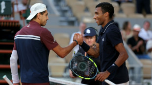 Auger-Aliassime vence com autoridade e avan&ccedil;a &agrave;s quartas em Roland Garros
