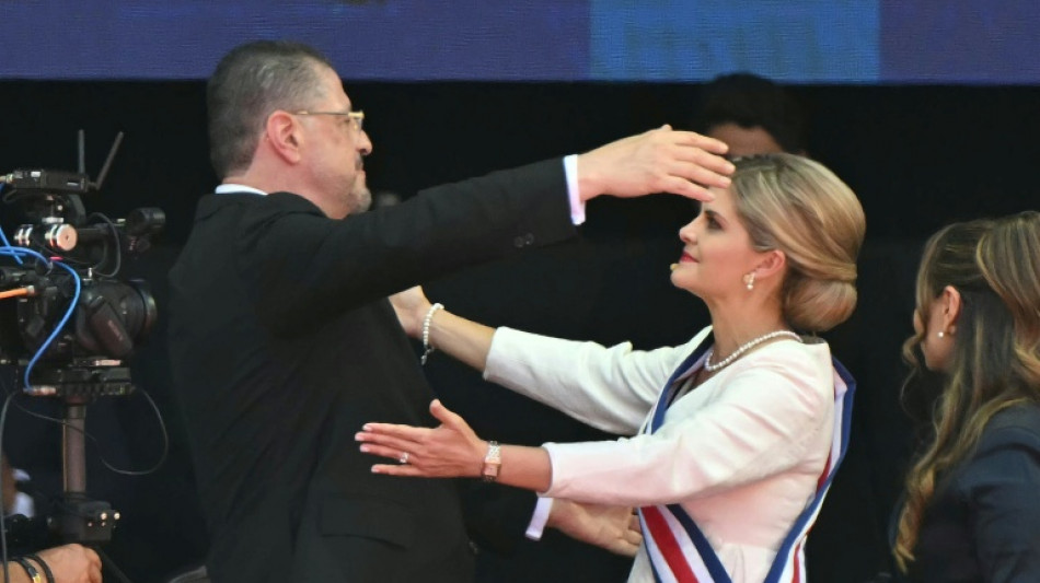 Derechista Laura Fern&aacute;ndez asume, con su antecesor, un gobierno de mano dura en Costa Rica