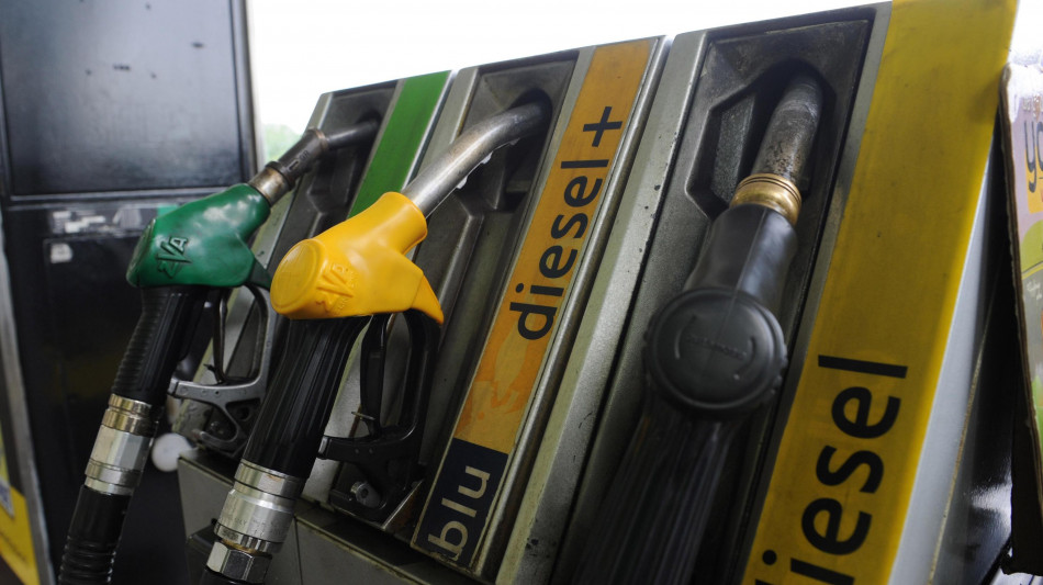 I prezzi dei carburanti corrono, gasolio in autostrada fino a 2,2 euro