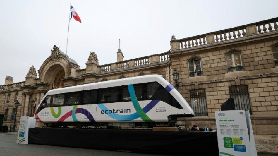 Ecotrain, petit train de la ruralit&eacute;, fait un arr&ecirc;t devant l'Elys&eacute;e
