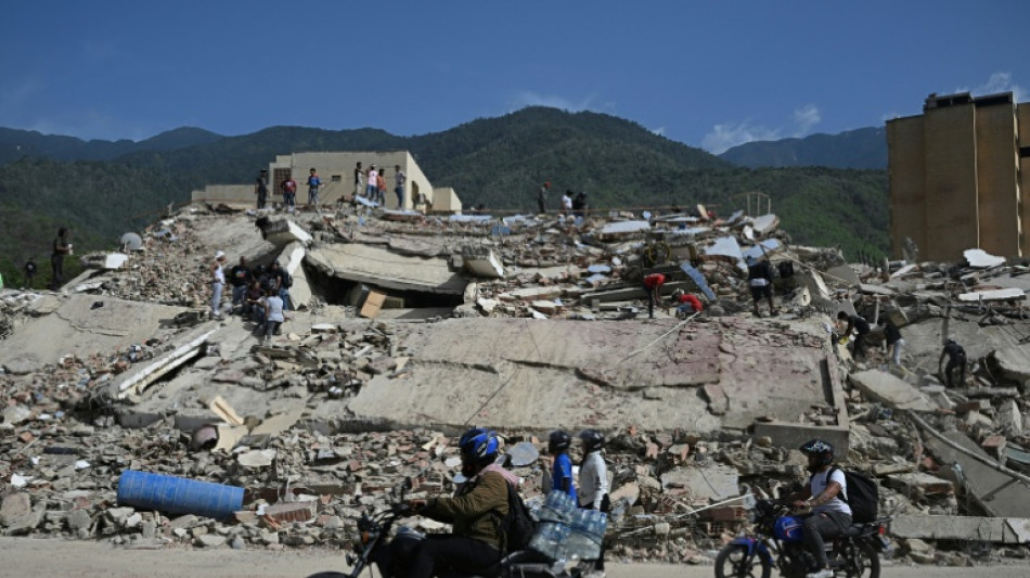 Una madre excava entre las ruinas en busca de su hijo tras los terremotos en Venezuela