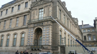 Duas pessoas s&atilde;o indiciadas pelo roubo no Louvre e outras tr&ecirc;s s&atilde;o liberadas