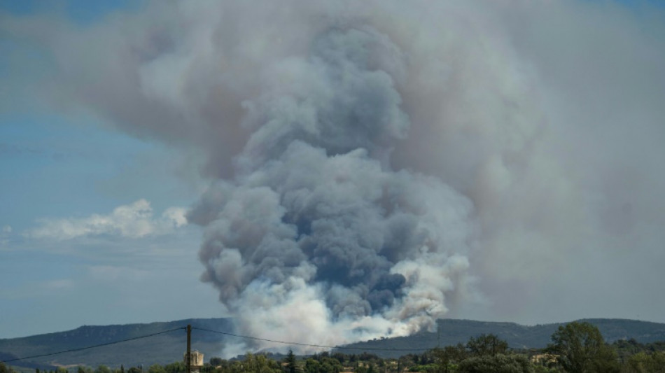 Pobladores evacuados en el sur de Francia por incendio que arrasa 2.000 hectáreas de bosque