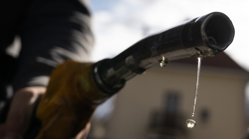 Oil hits $115 with stocks mixed on earnings, AI