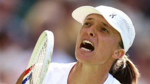 Iga Swiatek inicia defesa de t&iacute;tulo de Wimbledon com vit&oacute;ria dif&iacute;cil