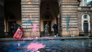 Klima-Aktivisten attackieren Mail&auml;nder Scala mit Farbe