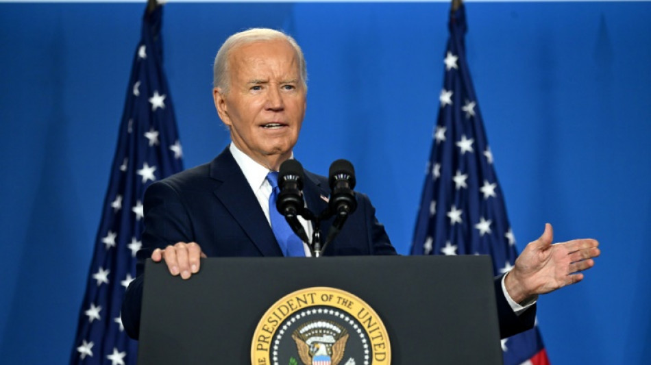Face &agrave; la presse, un Biden batailleur et gaffeur