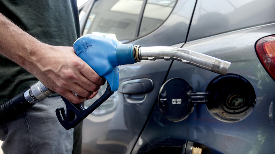 Mimit, salgono i prezzi dei carburanti, gasolio oltre i 2 euro