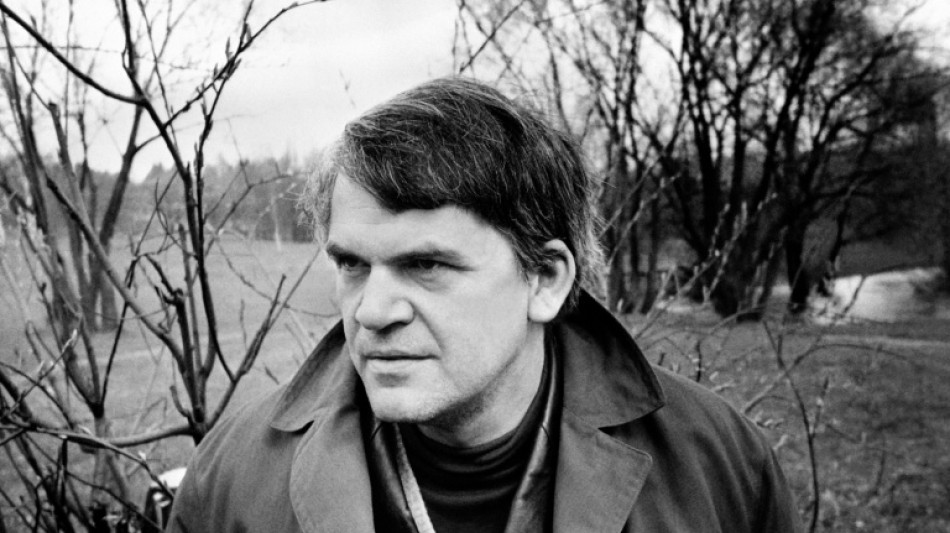 Milan Kundera y su esposa reciben sepultura en su ciudad natal checa