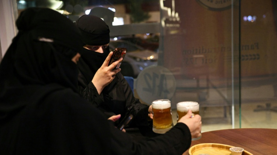 Pintes et cacahu&egrave;tes: en Arabie saoudite, un bar fait le plein, mais sans alcool