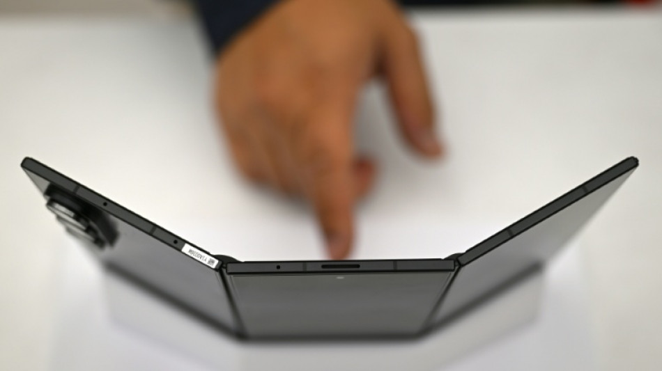 Samsung lanza su primer tel&eacute;fono plegable triple