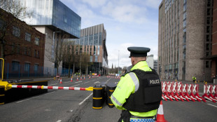 Proteste a Belfast, evacuato un edificio in fiamme