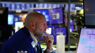 Wall Street fecha em queda; perspectivas de cortes dos juros se moderam