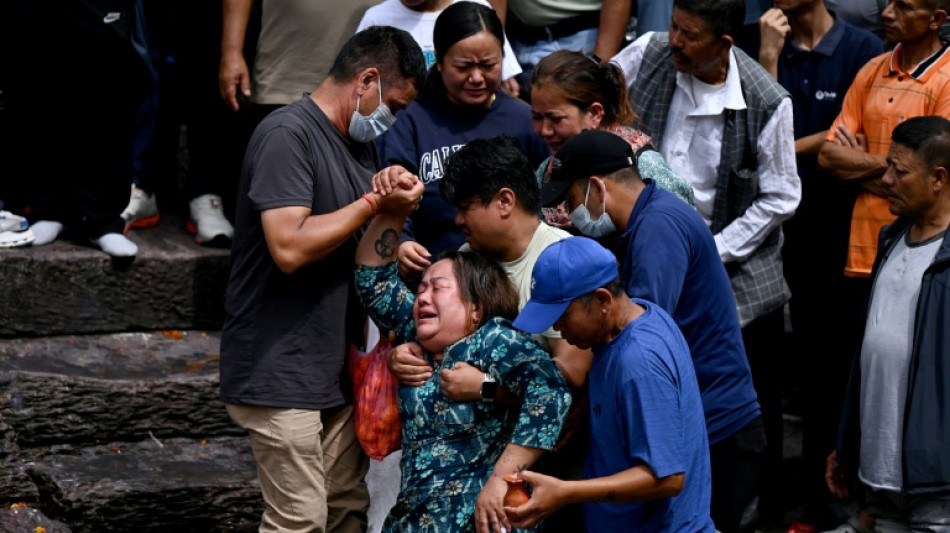 Fam&iacute;lias organizam funerais sem corpos no Nepal uma semana ap&oacute;s avalanche mortal