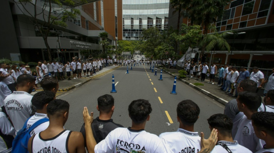 Besorgte Fans versammeln sich vor Pel&eacute;s Krankenhaus in S&atilde;o Paulo