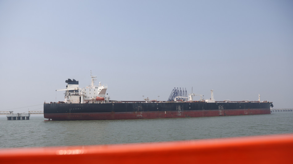 Ft, 'Francia e Italia cercano accordo con Iran per le navi a Hormuz'