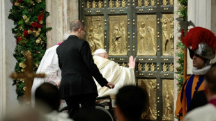 Papst Franziskus l&auml;utet Heiliges Jahr ein und feiert Christmette