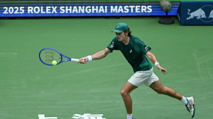 De Minaur e Auger-Aliassime avan&ccedil;am em Xangai e se aproximam do ATP Finals