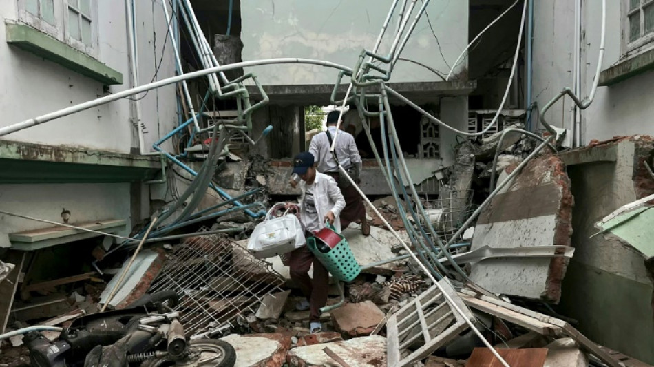Séisme: plus de 1.000 morts en Birmanie, recherches tous azimuts pour des survivants