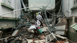 Séisme: plus de 1.000 morts en Birmanie, recherches tous azimuts pour des survivants