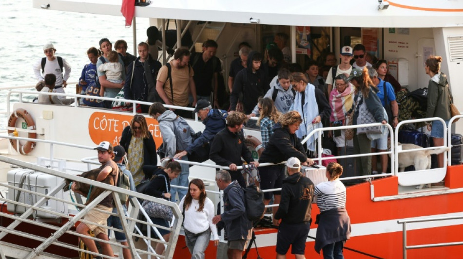 Sud-Ouest: plus de 140.000 personnes &eacute;vacu&eacute;es, les flammes s'approchent de Bordeaux 