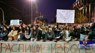Tausende Unterst&uuml;tzer sowie Kritiker der Regierung bei Massenprotesten in Belgrad
