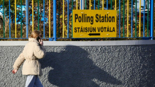 Les Irlandais votent lors d'&eacute;lections l&eacute;gislatives qui s'annoncent serr&eacute;es