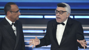 Frassica con la parrucca da Malgioglio e il 'Decamerone' del perfetto conduttore