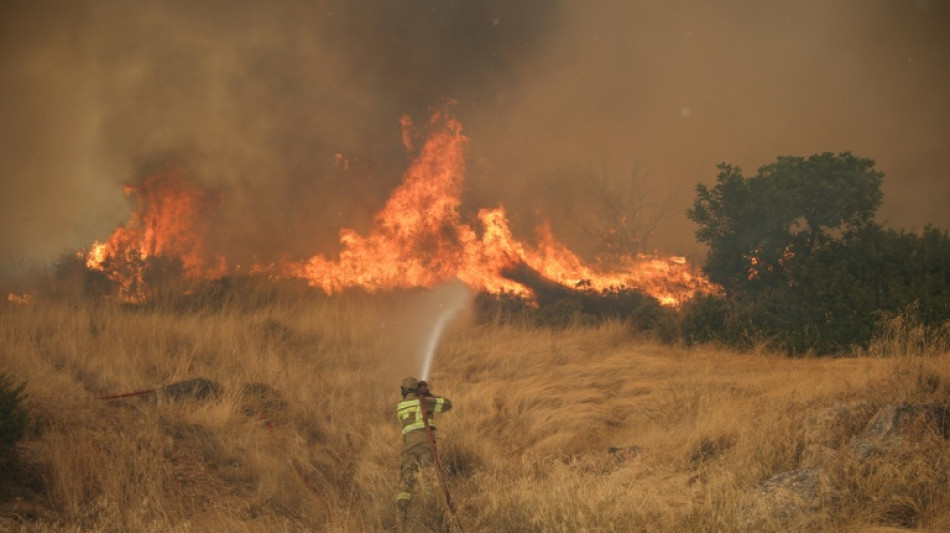 Gr&egrave;ce: les pompiers toujours mobilis&eacute;s contre les flammes au nord-ouest d'Ath&egrave;nes