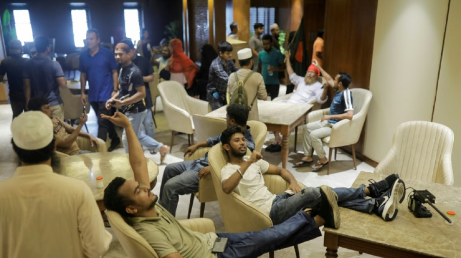 Chaos et c&eacute;l&eacute;brations apr&egrave;s le renversement de la Premi&egrave;re ministre au Bangladesh