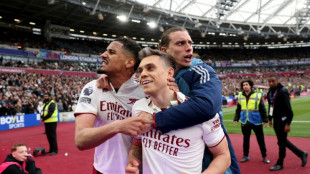 Arsenal vence West Ham em jogo dram&aacute;tico e se aproxima do t&iacute;tulo ingl&ecirc;s