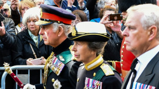 K&ouml;nig Charles III. f&uuml;hrt Trauer-Prozession f&uuml;r Queen durch Edinburgh an