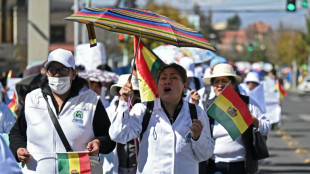 "Para los pacientes, ox&iacute;geno y comida", piden m&eacute;dicos en marcha contra bloqueos en Bolivia