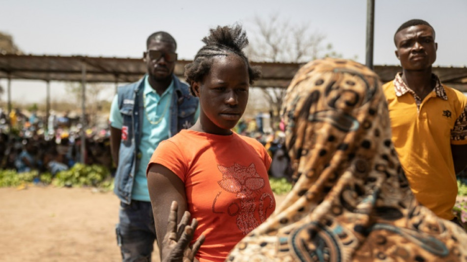 Una extra&ntilde;a curandera de Burkina Faso levanta pasiones