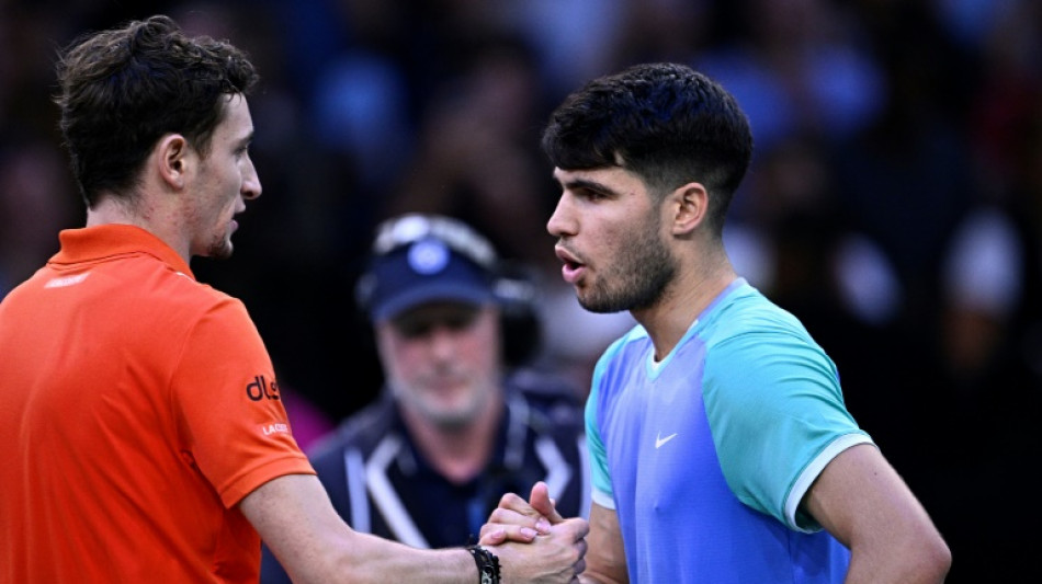 Alcaraz cai nas oitavas do Masters 1000 de Paris; Tsitsipas avan&ccedil;a