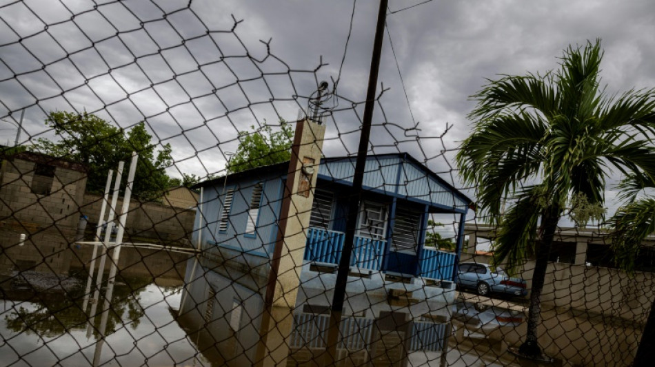 El huracán Erin se debilita pero aún amenaza la costa este de EEUU