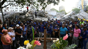 Um minuto de sil&ecirc;ncio entre escombros na Venezuela, um m&ecirc;s ap&oacute;s terremotos