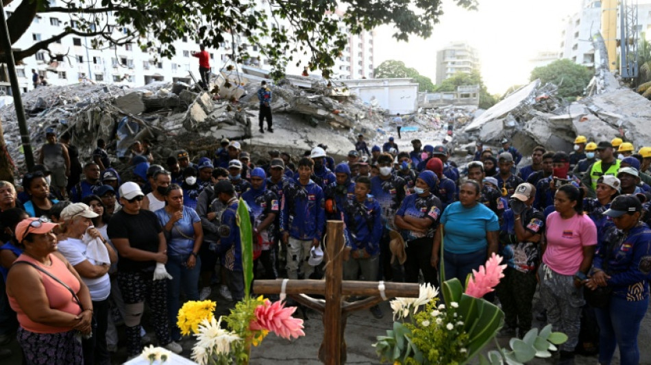 Un minuto de silencio en zona de desastre en Venezuela, un mes despu&eacute;s de los terremotos