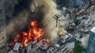 Le Bangladesh se r&eacute;veille au milieu de b&acirc;timents incendi&eacute;s et sans internet