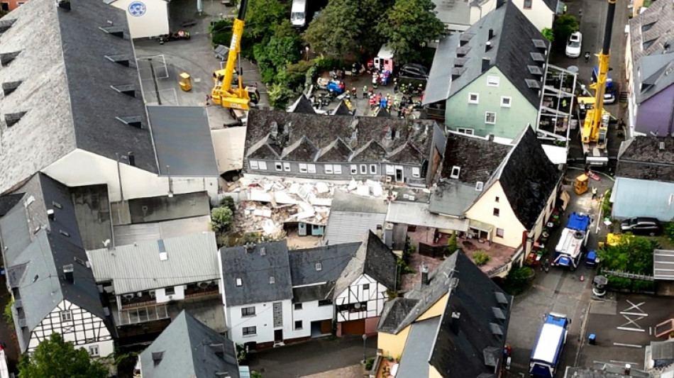 Abrissarbeiten an teilweise eingest&uuml;rztem Hotel in Rheinland-Pfalz begonnen