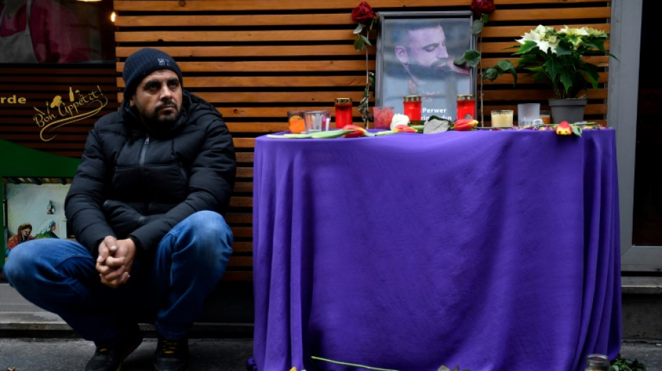 Hunderte Menschen bei Gedenkmarsch f&uuml;r Opfer von Gewalttat in Paris