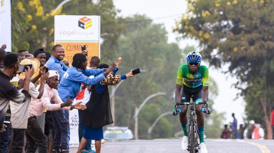 El camino lleno de obst&aacute;culos de un ciclista ruand&eacute;s hacia la cima