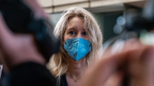Fiscales en EEUU piden 15 años de cárcel para fundadora de Theranos